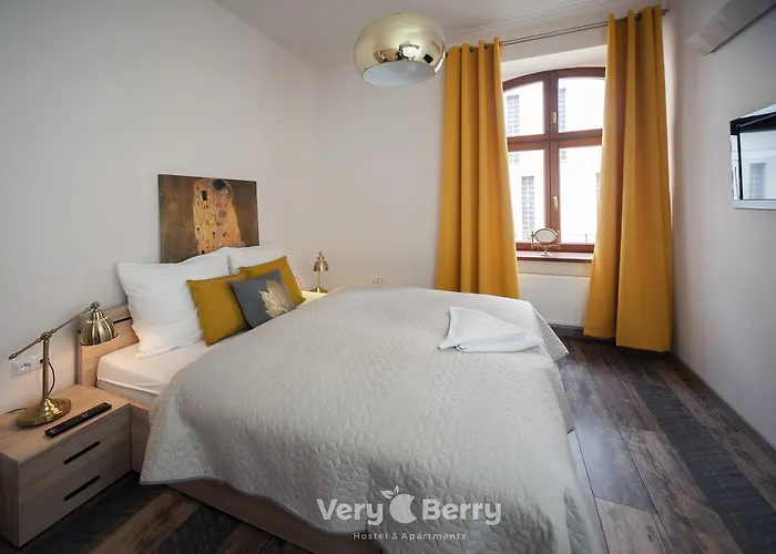 Przestronny Very Berry W Poznaniu Z Dwiema Sypialniami By Renters شقة