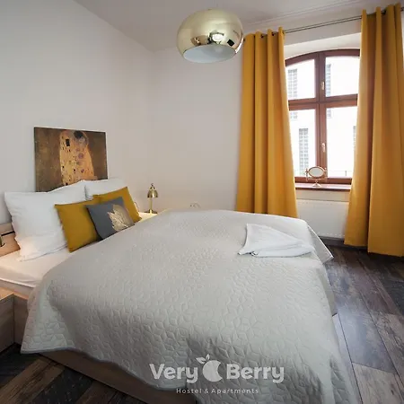 Przestronny Very Berry W Poznaniu Z Dwiema Sypialniami By Renters Apartment